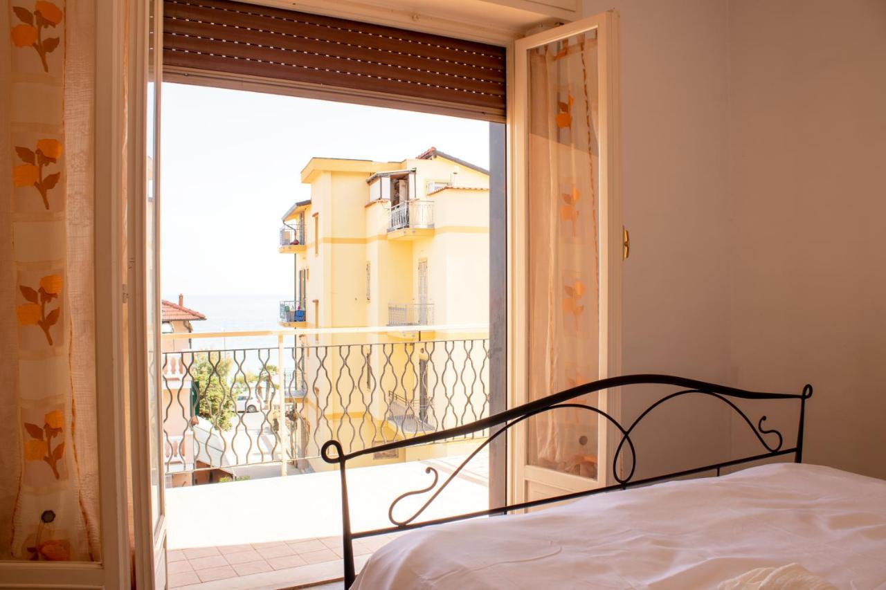 Posto Auto Gratuito Relax A 30 Metri Dal Mare Apartman Riva Ligure Kültér fotó
